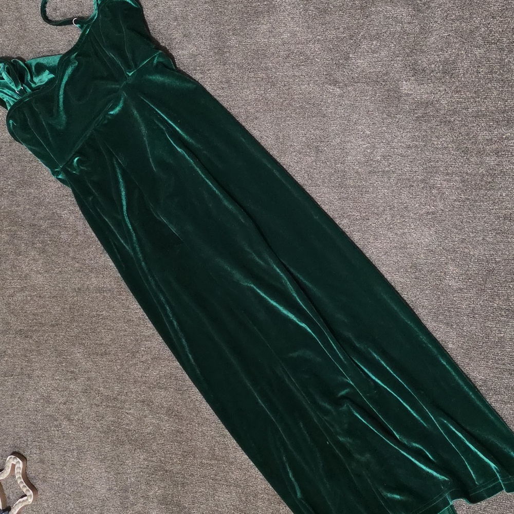 Chic Emerald Velvet Midi Dress - Picture 6 of 6